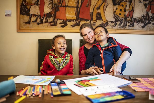 Iris Karanja mit ihren Kindern Paula und Carl.‎