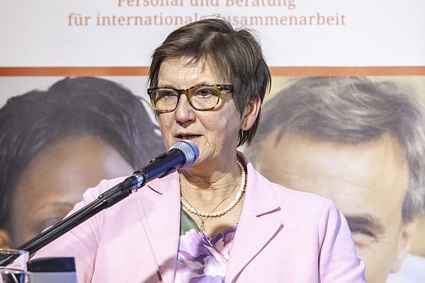 „Die Vorstellung der nachholenden Entwicklung ist überholt. Nicht mehr wir helfen anderen, sondern wir lernen gemeinsam“, so Claudia Lücking-Michel zum Namen AGIAMONDO.