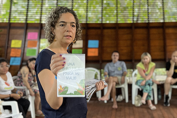 Mariana Saez Uribe von der Corporación Vinculos präsentiert in der großen Runde.