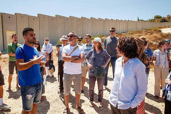 Vor Corona - Führung von Besuchergruppen durch Mitarbeiter des Holy Land Trust