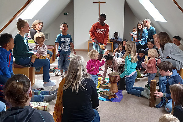 In einem der Aufenthaltsräume des Landhauses musizieren Kinder und Erwachsene gemeinsam als Improvisatons-Orchester.