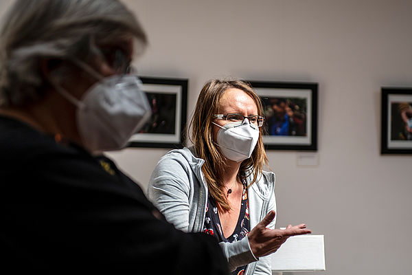 Im "realen" Museum - ZFD-Fachkraft Karolin Loch im Gespräch mit der Koordinatorin Edda Gaviola
