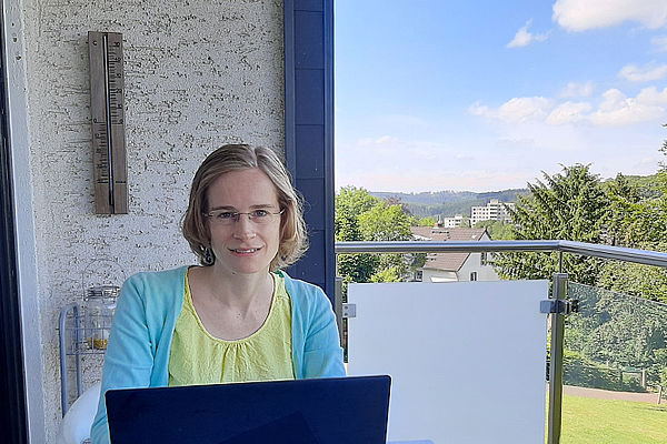 ZFD-Fachkraft Theresa Denger arbeitet im Home Office in Deutschland