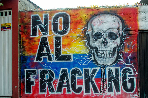 Graffiti/ Mural zu "Hydraulic Fracturing", dessen Auswirkungen für Mensch und Natur umstritten sind. Podion informiert in Radionsendungen mit Experten und Betroffenen dazu.