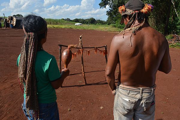 Seit Generationen besiedeln indigene Volksgruppen wie die Guarani und Kaiowá das Land ihrer Vorfahren. Mit Zeremonien versuchen sie, ihr territoriales Erbe ‎zu schützen.‎
