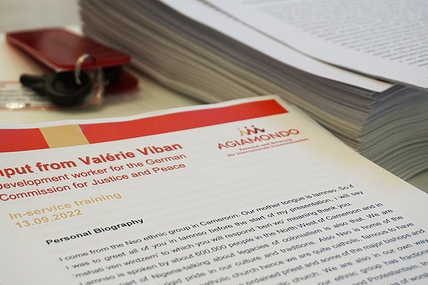 Das Handout von Süd-Nord-Fachkraft Valérie Viban zu seinem Vortrag über koloniale Strukturen. Er vermisst in der Auseinandersetzung mit dem Thema die Stimmen und Perspektiven von Afrikaner*innen.