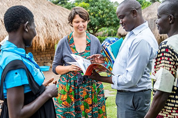 Irene Mukasa-Erben besucht zusammen mit Kolleg*innen von Advance Afrika und der ‎ugandischen Gefängnisbehörde ehemalige Gefangene.