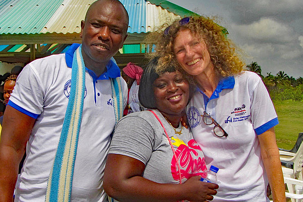 Finance-Officer Joseph Mulbah, seine Frau und Marion Koerbel (rechts) nehmen an einem Friedensfest teil.