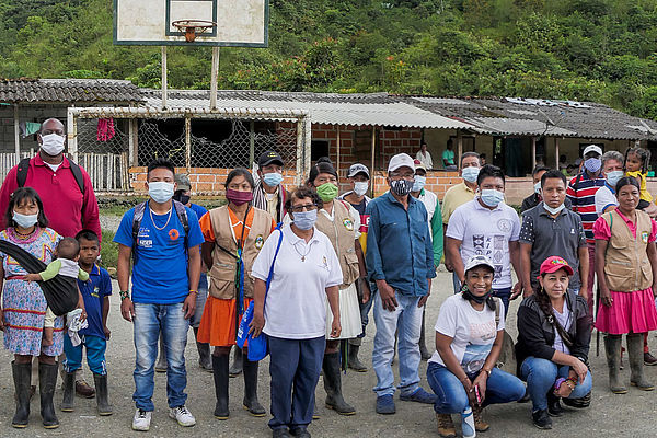 Mitglieder der indigenen Dorfgemeinschaft „Sabaleta“, die an der Fernstraße Quibdó – Medellín leben.