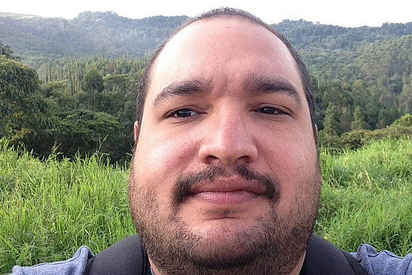 Kommunikation mittels technischer Geräte bedeutet für die Umweltaktivist*innen im Magdalena Medio immer auch das Risiko, abgehört und angegriffen zu werden.Oscar Sampayo gibt seine Kontakte deshalb aber nicht auf. 