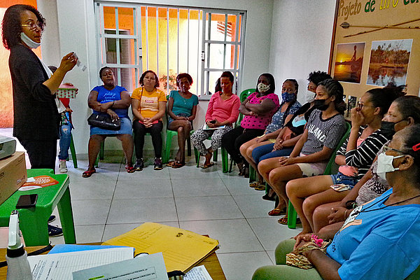 Lídia da Silva Cantuária Coelho, Sozialarbeiterin bei AVICRES Brasilien (links), spricht mit den erziehungsberechtigten Frauen über sexualisierte Gewalt an und sexuelle Ausbeutung von Kindern und Jugendlichen. Das Thema gehört zu einer der Bildungseinheiten für Erziehungsberechtigte.