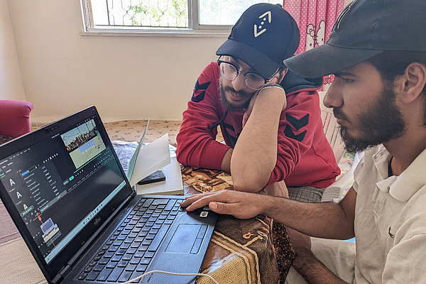Mohammed Jarrar and Abdullah Al_Abdullah schneiden ihr eigenes Filmmaterial zum Thema "Gewalt gegen Frauen" im Participatory-Video-Workshop (von links).