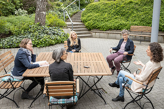 Im Garten der AGIAMONDO-Geschäftsstelle in Köln erläuterten die Kolleginnen der FID, worauf sie in Zusammenarbeit mit den Trägern bei der Qualitätssicherung wertlegen.