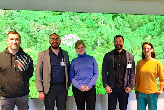 In Berlin hatten ZFD-Fachkraft Thomas Trischler (2. v. re.) und Direktor Elias D'eis ((2. v. lks.), beide vom Holy Land Trust, sowie Lisa Picott, ZFD-Referentin von AGIAMONDO (re.) einen Austausch mit Sibylle Tepper (Bildmitte) und Konstantin Gödicke (links) vom BMZ.
