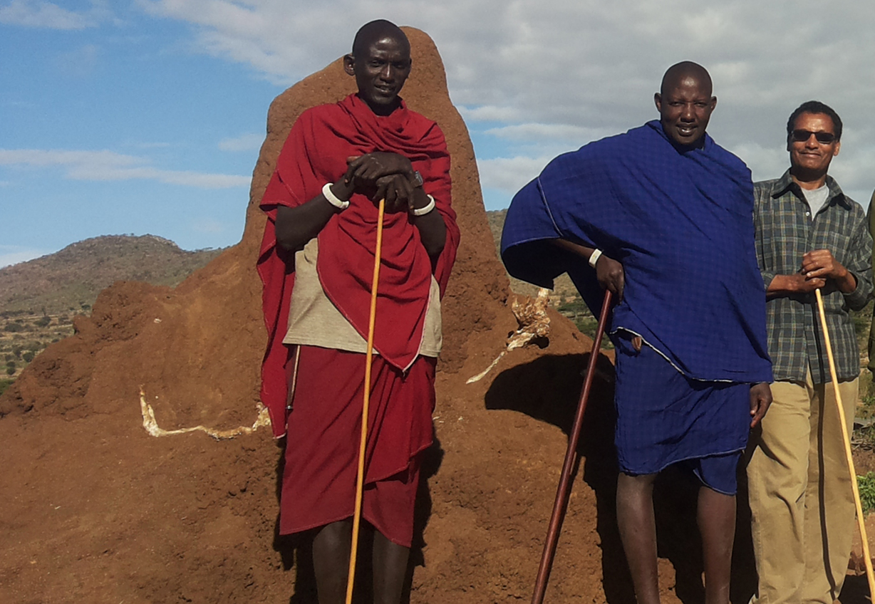 Dr. Atsbaha Gebre-Selassie (rechts) begleitet zwei Tage Massai-Hirten in Tansania.