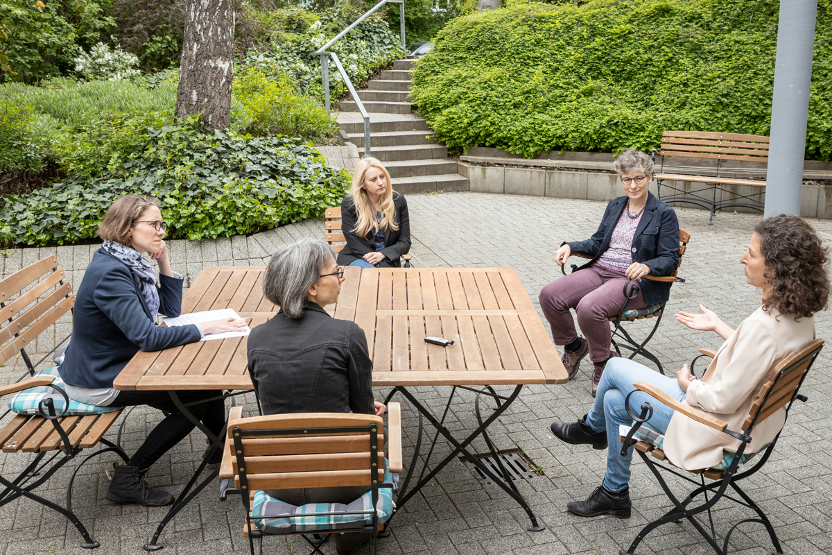 Im Garten der AGIAMONDO-Geschäftsstelle in Köln erläuterten die Kolleginnen der FID, worauf sie in Zusammenarbeit mit den Trägern bei der Qualitätssicherung wertlegen.