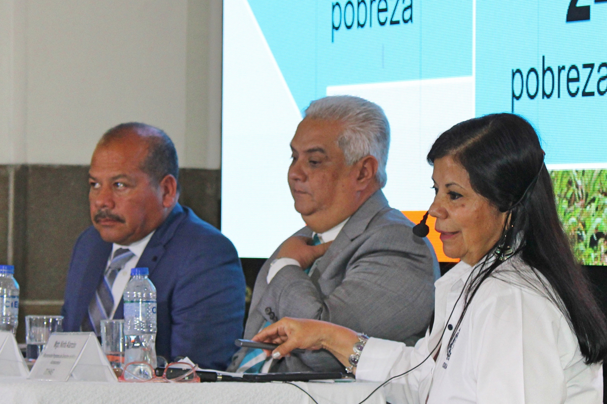 Geschäftsführer Nery Rodenas (Mitte), Ninfa Alarcón, Verantwortliche des Kinder- und  Jugendprogramms und Maynor Melgar, Leiter der Rechtsabteilung des Menschenrechtsbüros des Erzbistums von Guatemala stellen den neuen Bericht von ODHAG zur Situation von jungen Menschen in Guatemala vor.